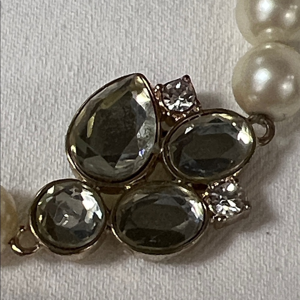 Elegant Pearl Necklace with Crystal Accents - Picture 2 of 5